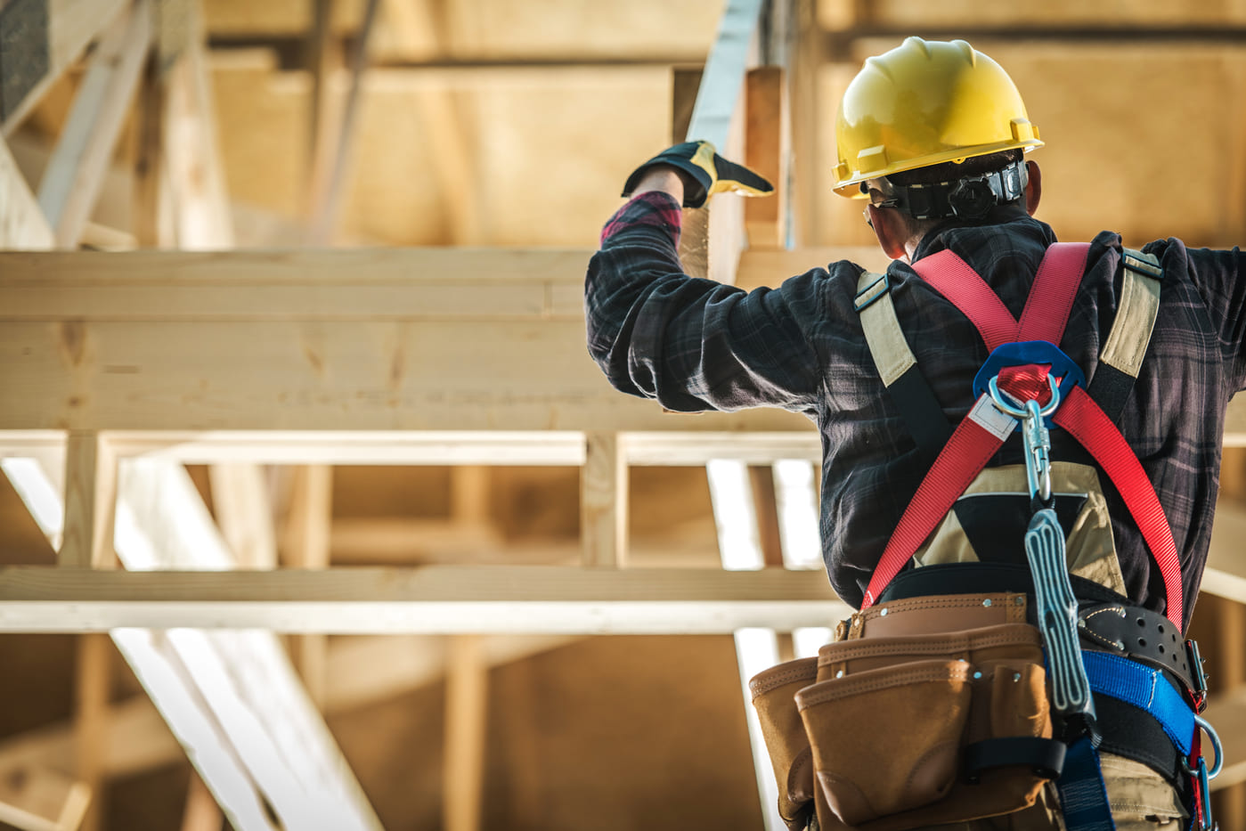 Homme de la construction qui construit une maison neuve.