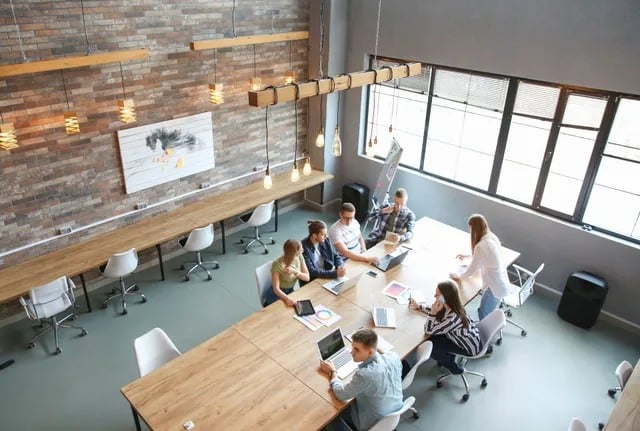 Équipe assise à une table dans de nouveaux bureaux neufs.