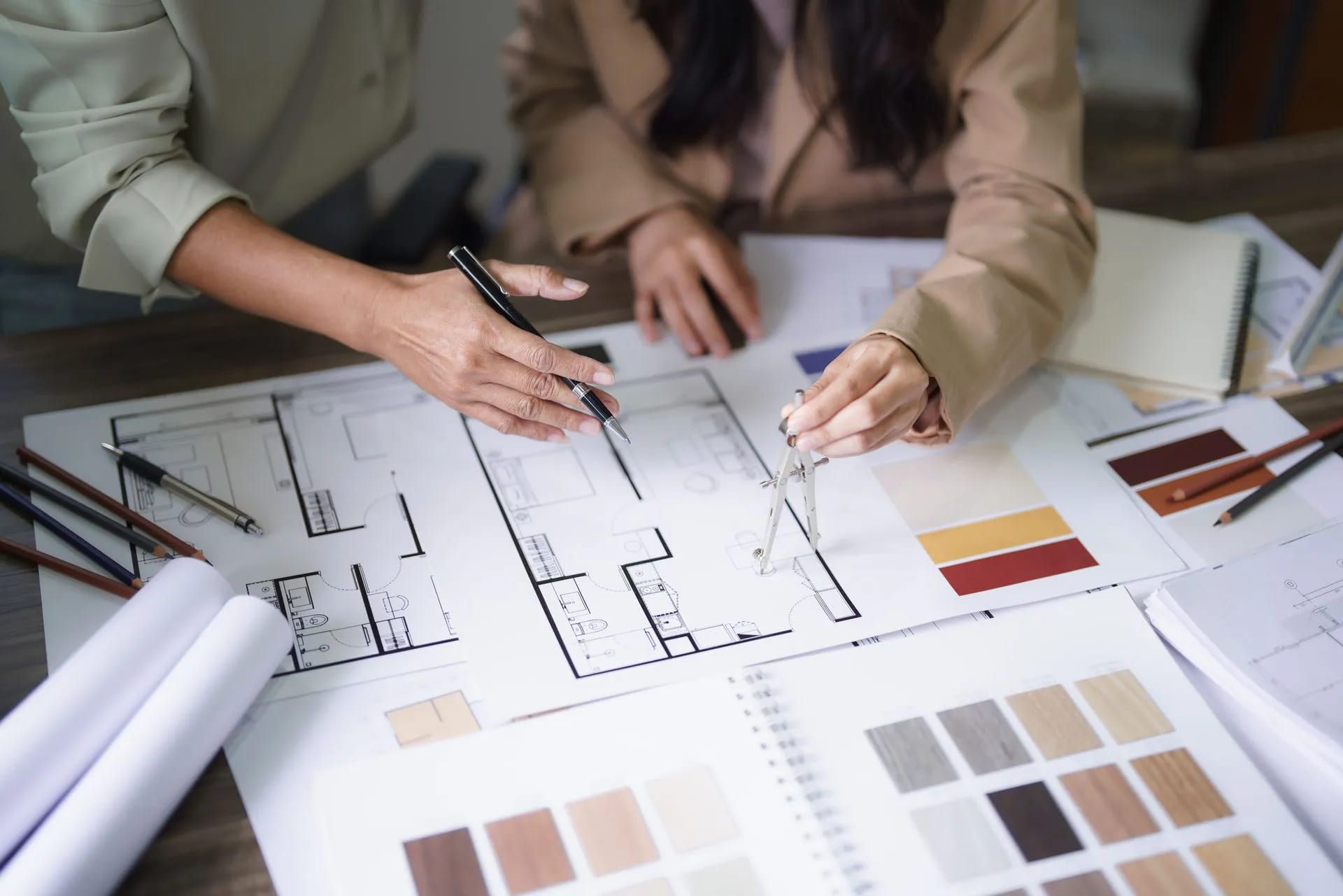 Personnes qui regardent un plan d'architecture.